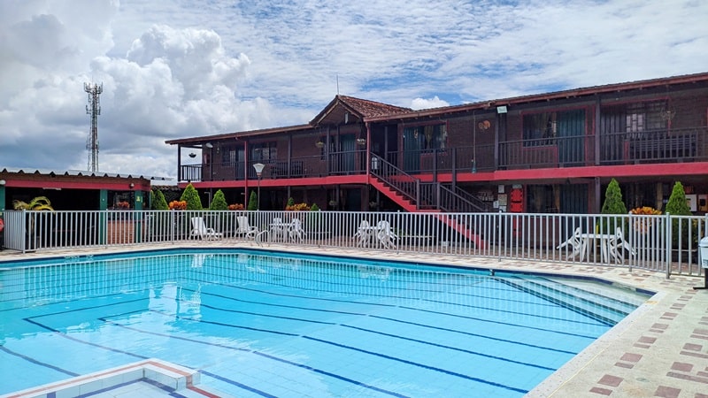 Hotel y piscina lago calima